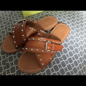 Universal thread cognac sandals